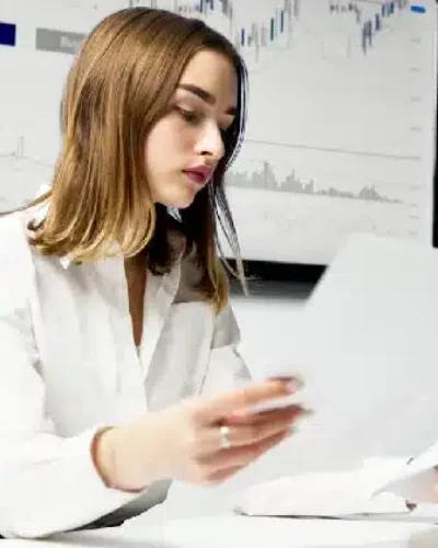 Persona eligiendo cuidadosamente entre una pagina de garantía legal y una de vicio oculto.